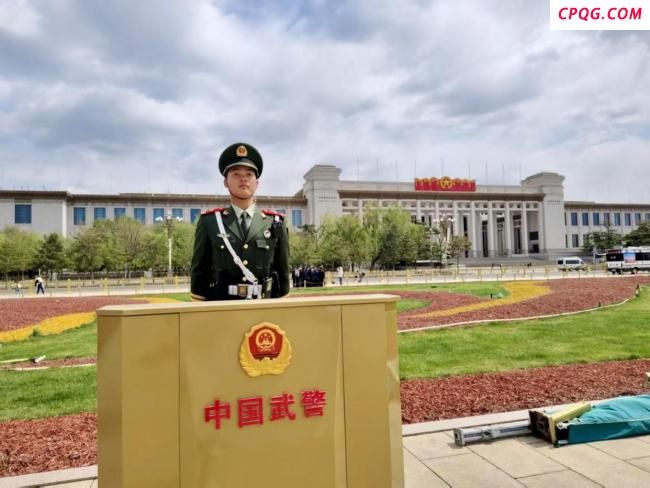 北京大风肆虐 天安门广场子弟兵用坚守诠释担当 铸就亮丽风景线
