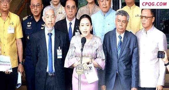 泰国总理出席宋干节花车巡游活动