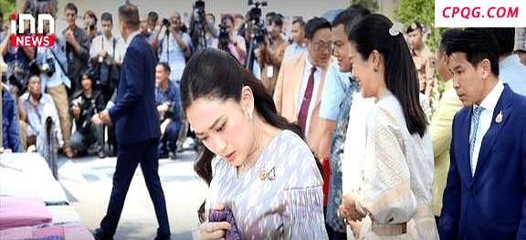 泰国总理出席宋干节花车巡游活动 力推泼水节经济
