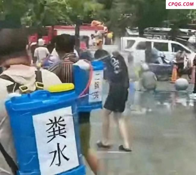 泼水节网友泼水连桶一起飞了出去