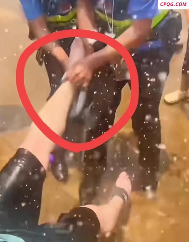 泼水节网友泼水连桶一起飞了出去 全民狂欢的“显眼包”派对