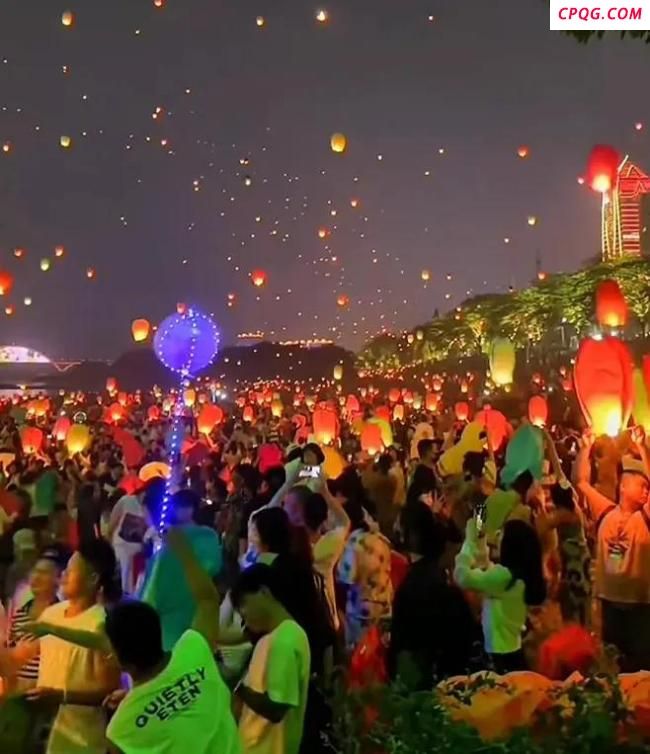 泼水节网友泼水连桶一起飞了出去 全民狂欢的“显眼包”派对