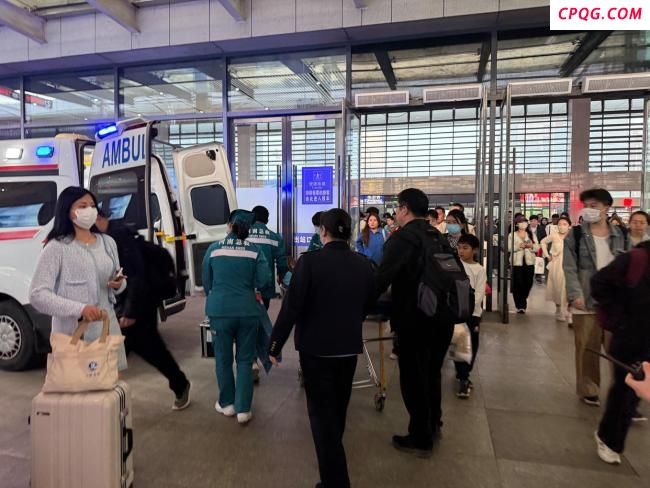 旅客突发疾病工作人员救援 生死时速12分钟