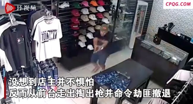  巴西商店店主给劫匪掏钱时突然夺枪，店主掏出枪对射将3人反杀