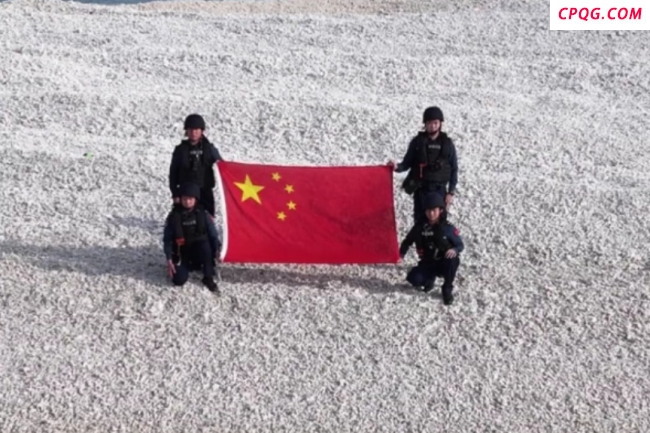 中国海警登铁线礁展开五星红旗 宣示主权