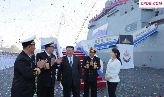 金正恩携女出席驱逐舰入水仪式