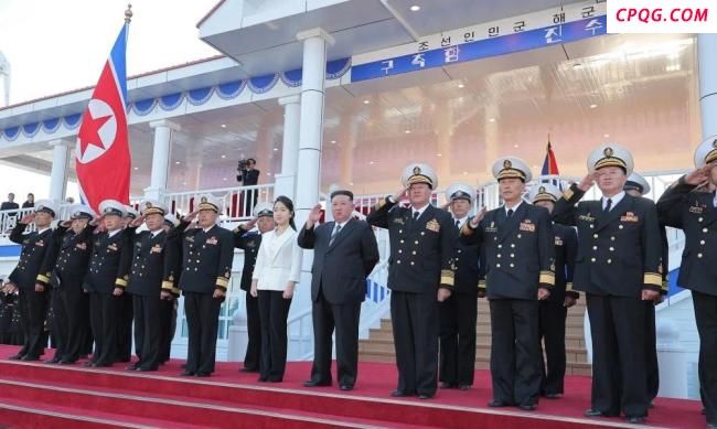 金正恩携女出席驱逐舰入水仪式