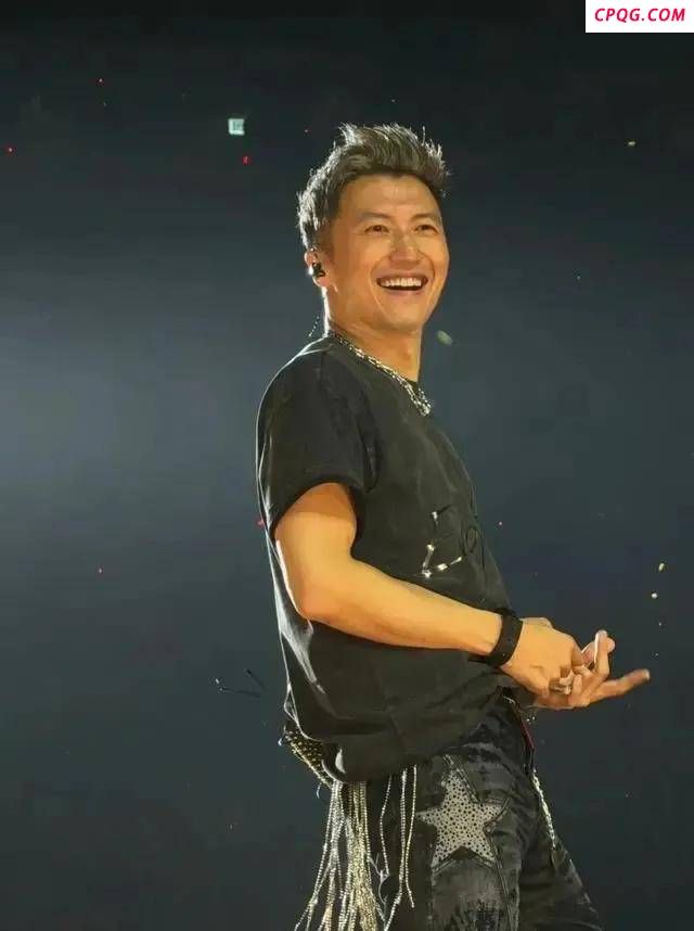 谢霆锋演唱会上被保安摸屁股 演唱会氛围太上头了