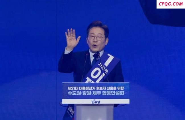 李在明穿防弹衣外套西装演讲，向欢呼观众跪地磕头，身旁两位黑衣警卫高度警惕