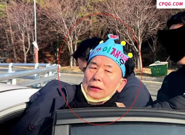 李在明穿防弹衣外套西装演讲，向欢呼观众跪地磕头，身旁两位黑衣警卫高度警惕 再次面临安全威胁