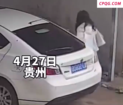 女子倒车碰下保险杠，大爷就这么水灵灵装上去了