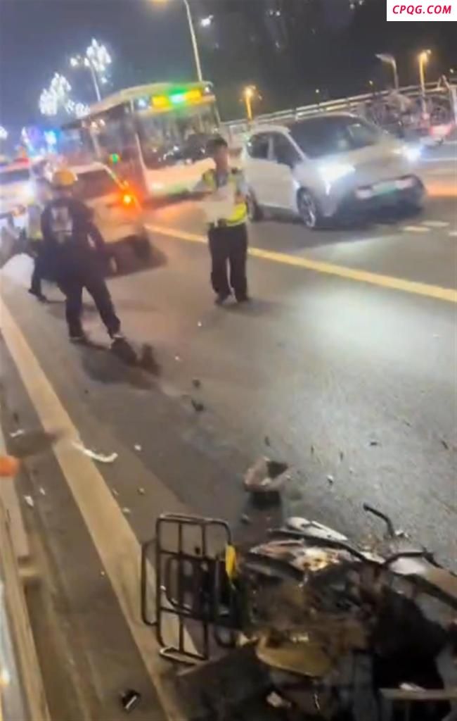 轿车长江大桥撞倒骑手 警方回应