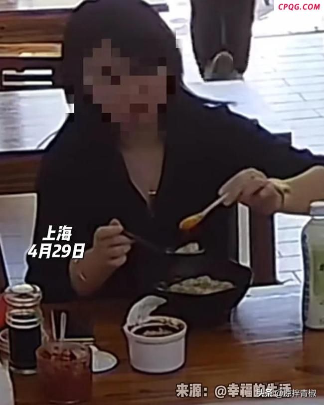 女子将鼻涕纸塞进餐馆辣椒油瓶 而后若无其事离开
