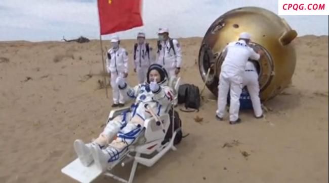 我国首位女性航天飞行工程师回到地球：祖国母亲，您远行的儿女回来了！