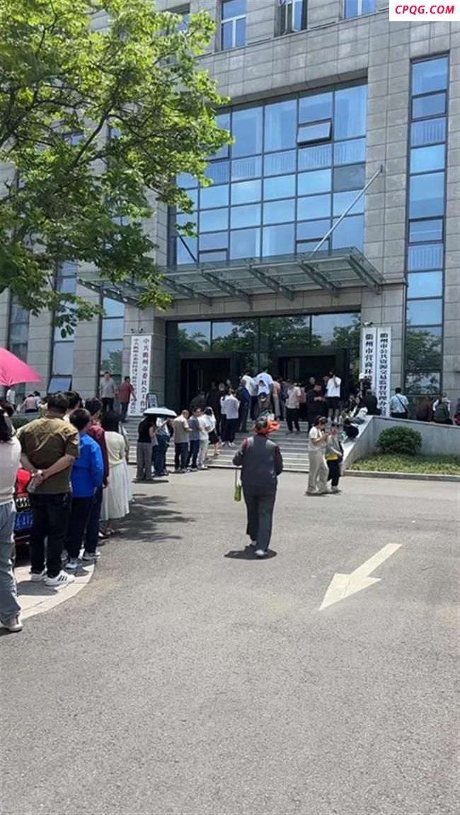 衢州政府食堂也被挤爆 队伍排到大院 游客排队体验18元套餐