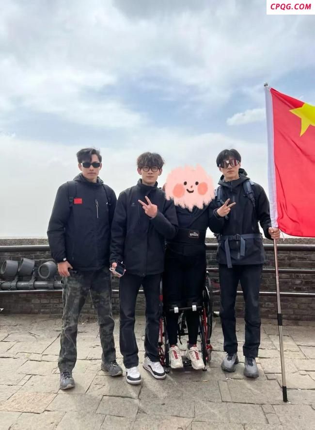 泰山陪爬小伙假期日赚近千元 高薪背后的现实挑战