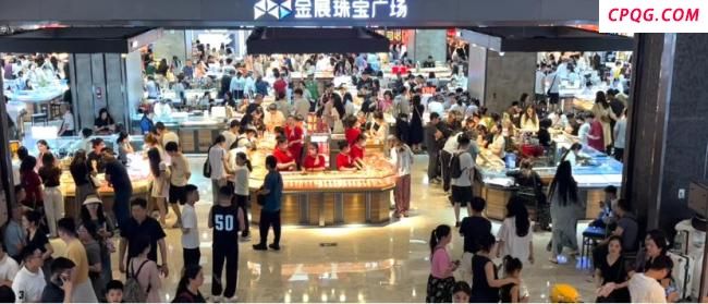 五一黄金“跳水”引爆抢购潮 市场客流激增