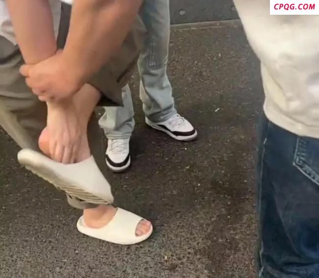男子拖鞋藏手机偷拍女生裙底