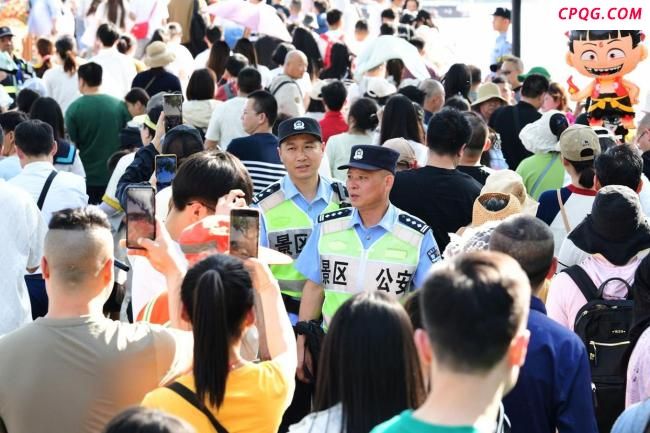 游客与女儿走散武警官兵寻回