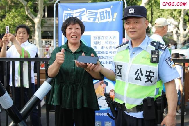 游客与女儿走散武警官兵寻回 西湖最温暖守护