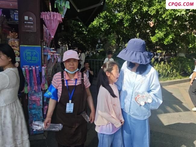 游客与女儿走散武警官兵寻回 西湖最温暖守护