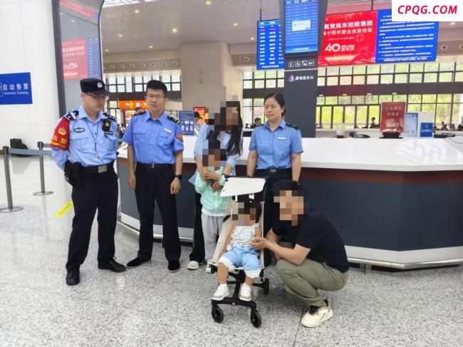 父母睡过头5岁娃带妹下高铁