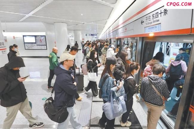 凌晨大雨困住母子地铁站长延后关门 暖心举措助返程高峰
