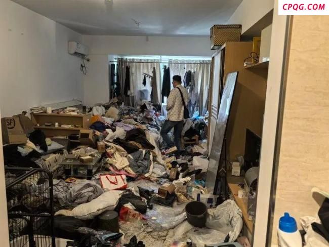 女子欠租后失联屋内垃圾遍地