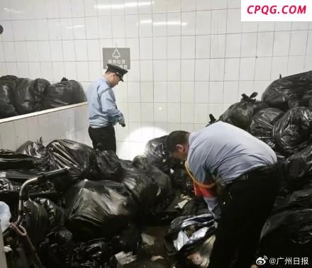 业主误扔两万金项链保安寻回 徒手翻数吨垃圾