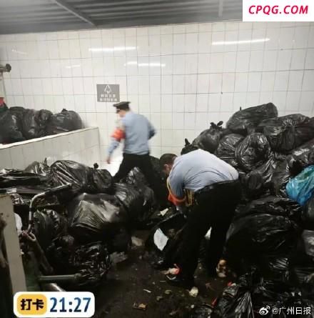 业主误扔两万金项链保安寻回 徒手翻数吨垃圾
