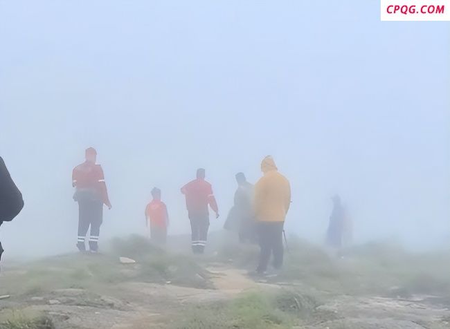 搜救8岁失联男童过程中2只搜救犬受伤 希望与时间赛跑