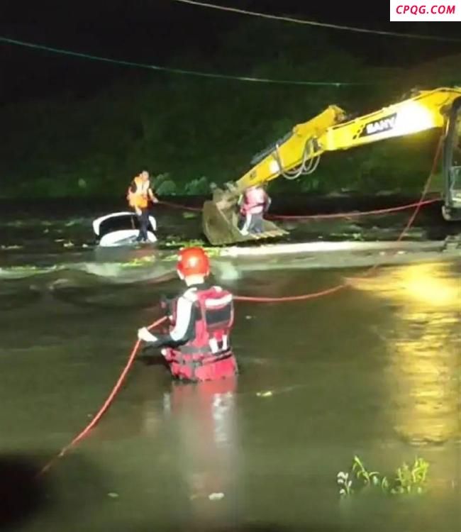 小车雨夜坠河挖掘机成功救人