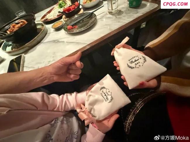 郭富城带俩女儿给方媛做项链 温馨手工传递爱意