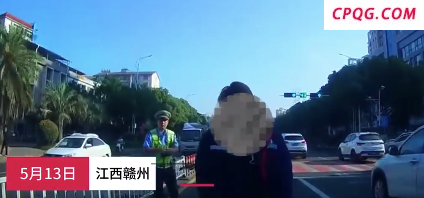 离谱！两车剐蹭车主当面在对方车头小便