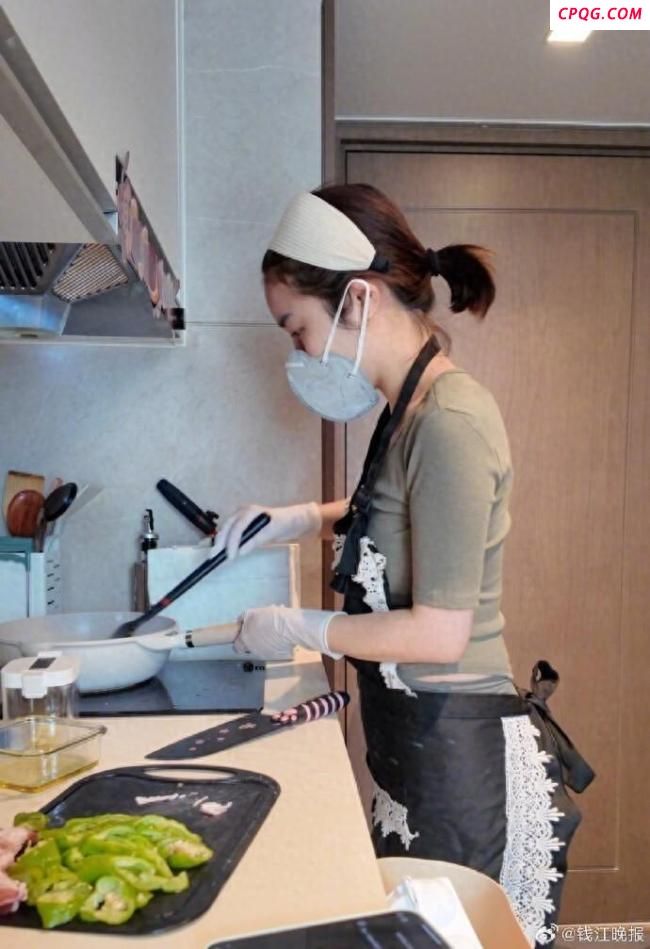 女子称穿瑜伽服上门做饭不是为流量