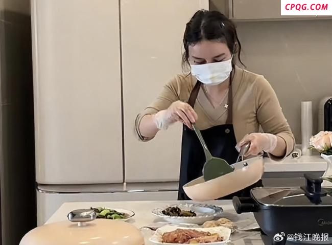 女子称穿瑜伽服上门做饭不是为流量 舒适与专注并行
