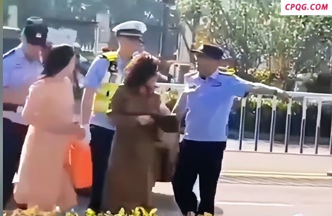 湖北一保时捷从停车场出口冲出撞人 女司机淡定引发争议