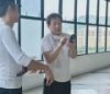 疑似在成都买房！71岁成龙头发花白戴老花镜亲自监督装修工作