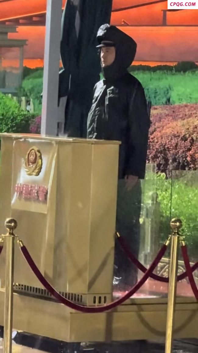 北京下冰雹 天安门前哨兵纹丝不动