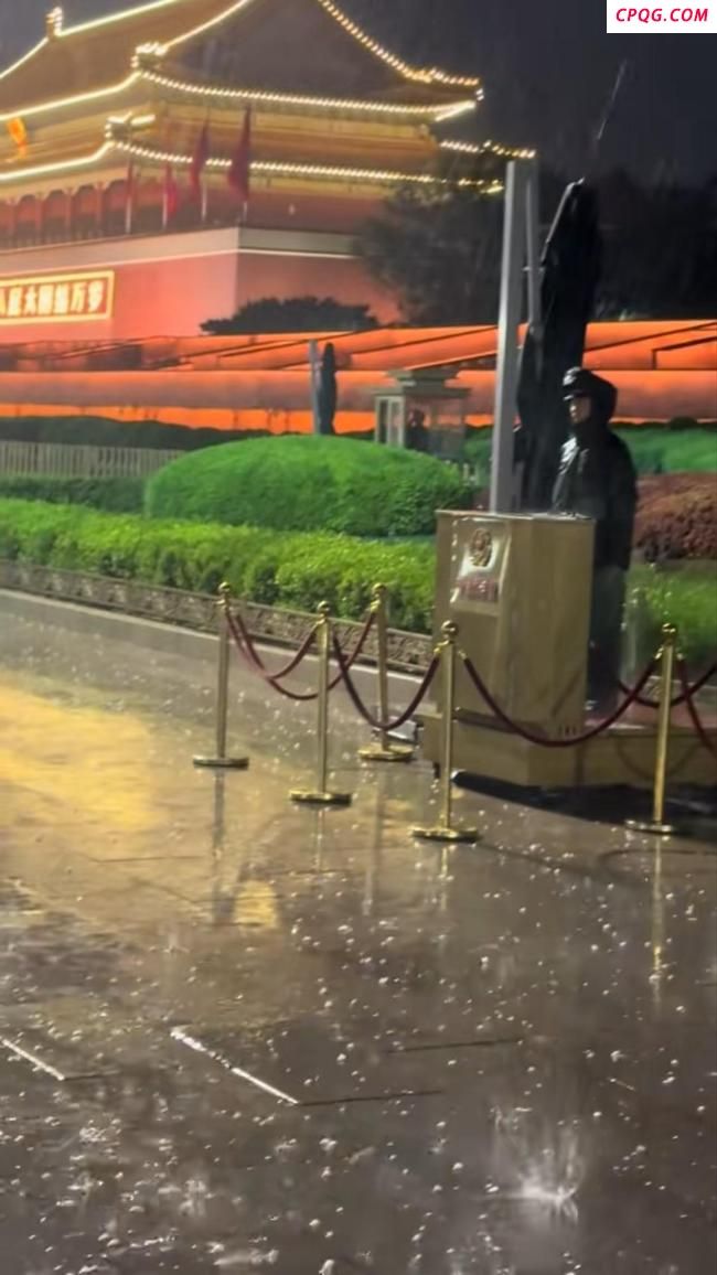 北京下冰雹 天安门前哨兵纹丝不动 坚守岗位获赞