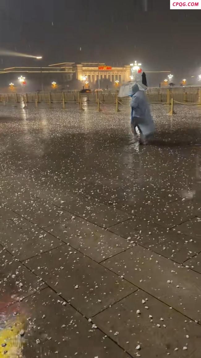 北京下冰雹 天安门前哨兵纹丝不动 坚守岗位获赞