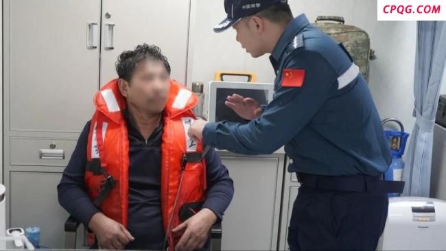 8名外籍渔民遇险 中国海警局成功救助