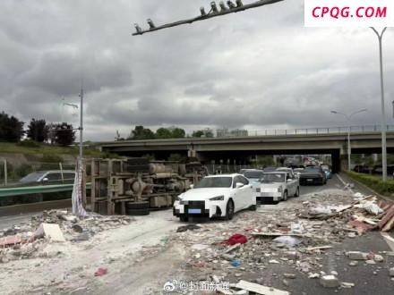 货车超载侧翻堵塞道路被罚