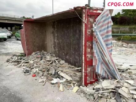 货车超载侧翻堵塞道路被罚 严重超载致拥堵