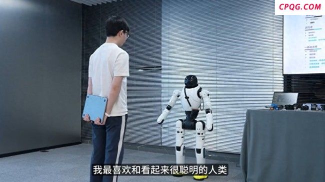人形机器人灵犀X2掌握新技能