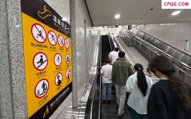 北京部分地铁脚印标识代表啥 倡导安全站立