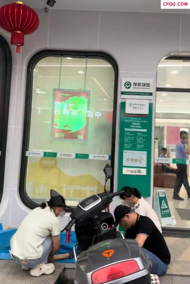 网友质疑老人取款身亡系碰瓷