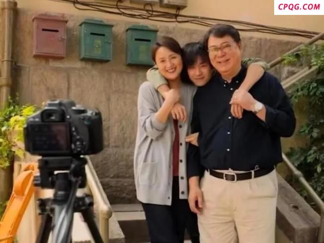 韦一航角色号晒朱媛媛背影配文：妈妈 缅怀永恒的母爱