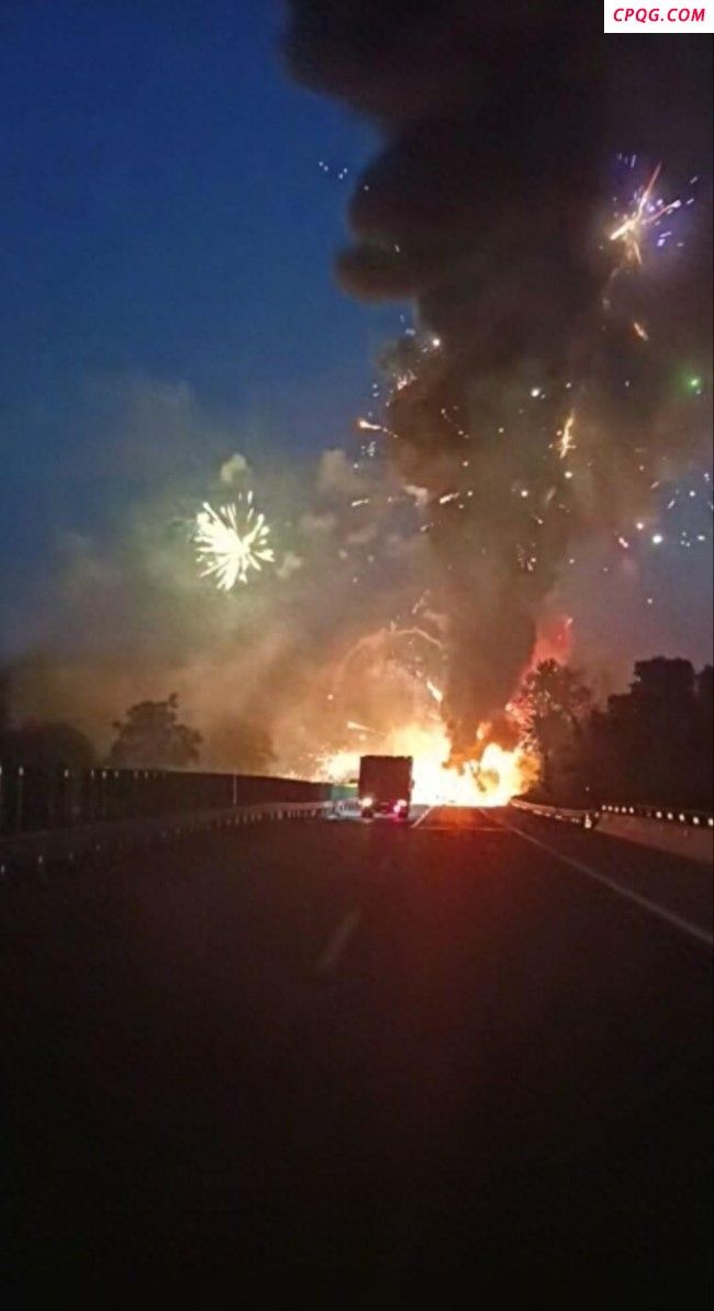货车高速起火 车载烟花爆竹满天飞