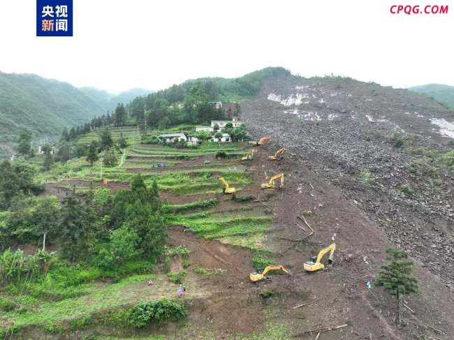 贵州大方山体滑坡救援现场：重型装备已进入